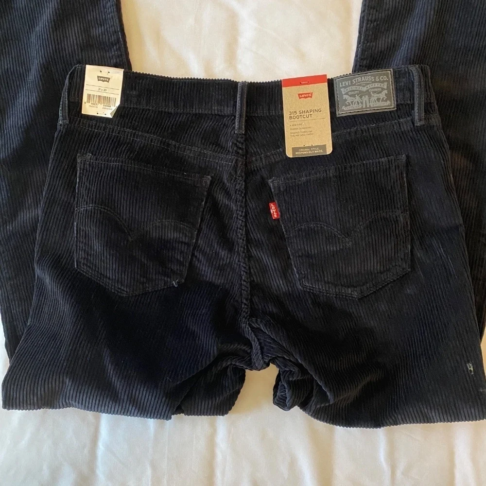 NWT Levi’s 315 Shaping Bootcut-Black Corduroy- 31x30‎